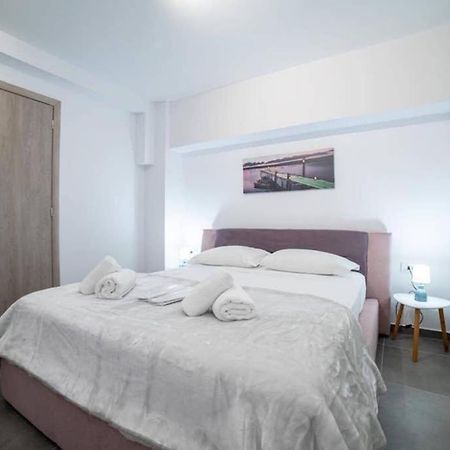 Brand New Aprt With Backyard In Lycabettus Hill ! Apartamento Atenas Exterior foto