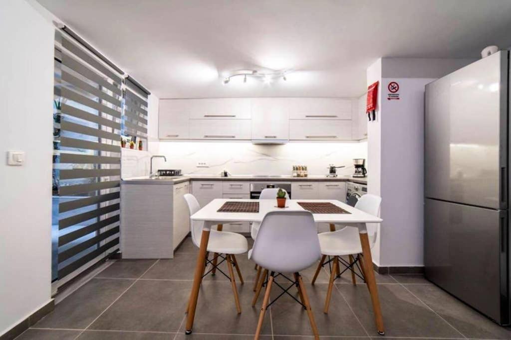 Brand New Aprt With Backyard In Lycabettus Hill ! Apartamento Atenas Exterior foto