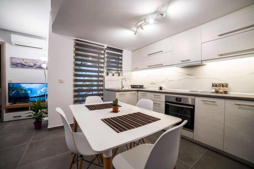 Brand New Aprt With Backyard In Lycabettus Hill ! Apartamento Atenas Exterior foto