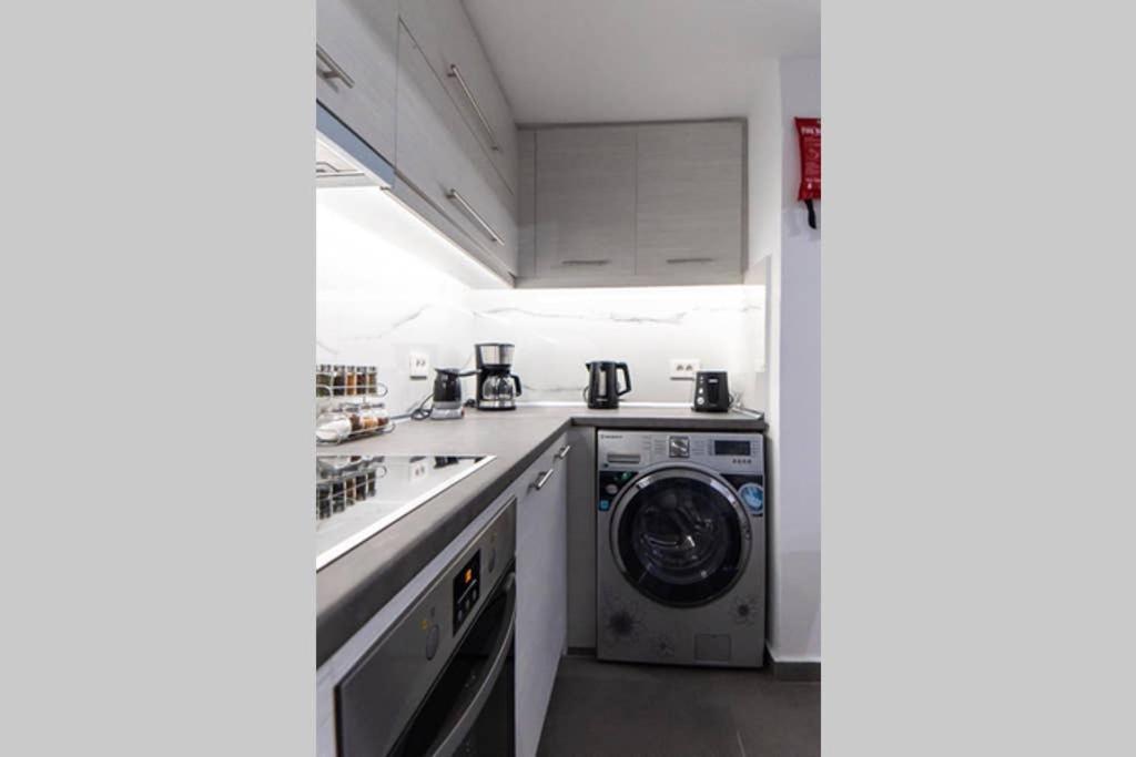 Brand New Aprt With Backyard In Lycabettus Hill ! Apartamento Atenas Exterior foto