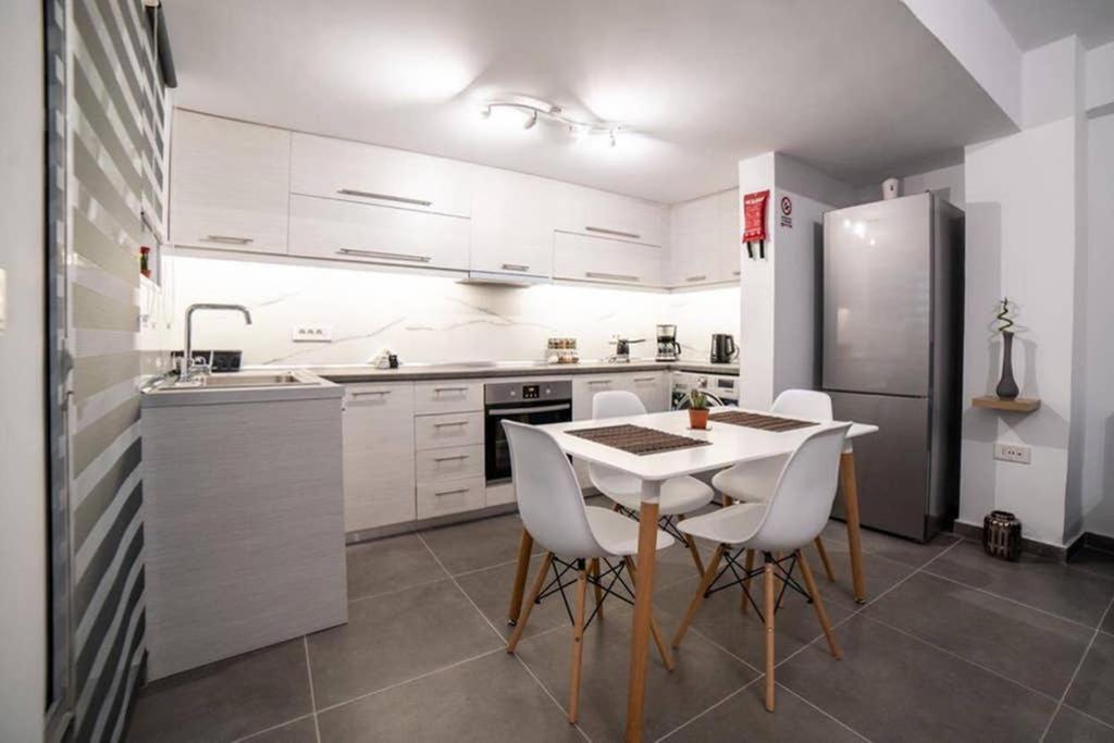 Brand New Aprt With Backyard In Lycabettus Hill ! Apartamento Atenas Exterior foto